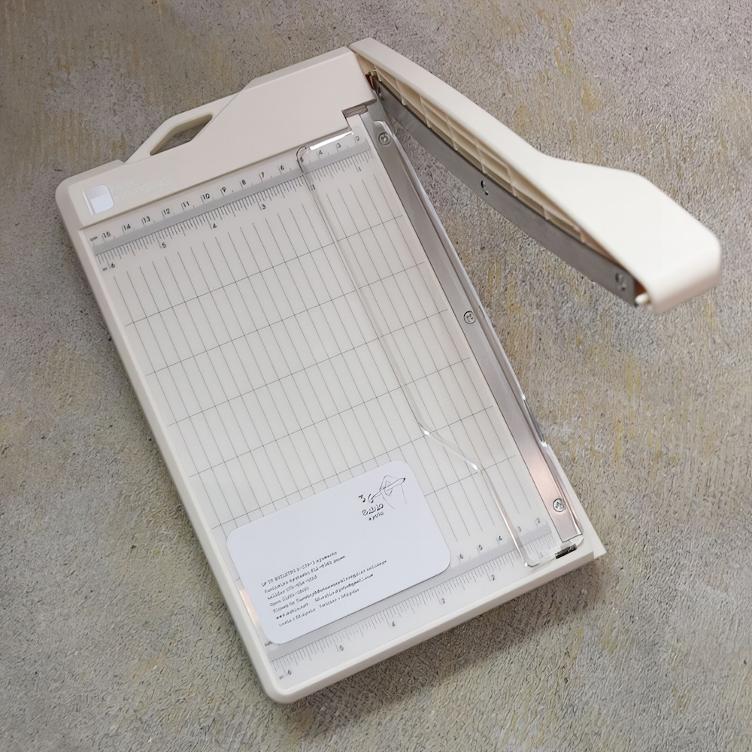 Papier Guillotine - 0