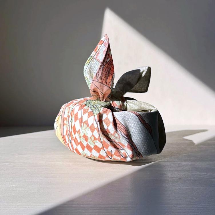 Furoshiki – A Woman Playing (48 cm) - 3