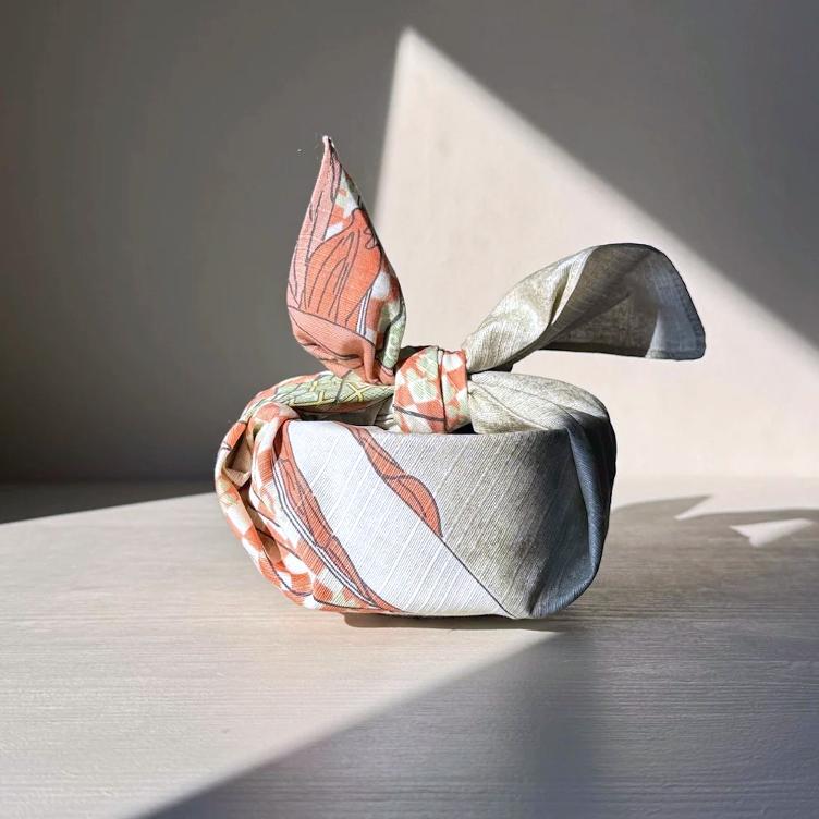 Furoshiki – A Woman Playing (48 cm) - 4